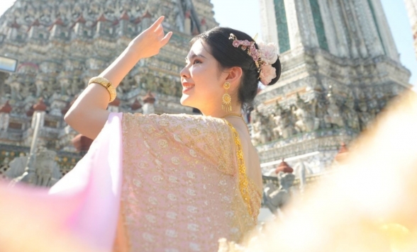 ＼春旅 特別価格／ 民族衣装でとことん映える♡バンコクときめき寺院 フォトジェニック半日ツアー＜午前半日/日本語ガイド＞